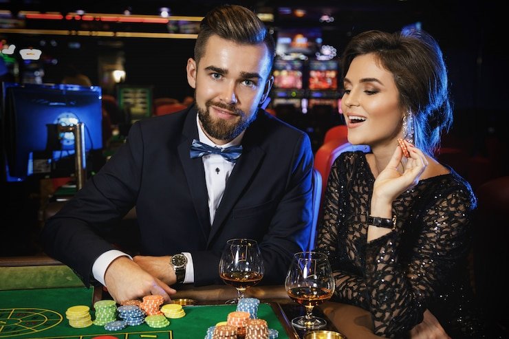 Pemandangan roda casino modern cerah di atas neon cybercity malam